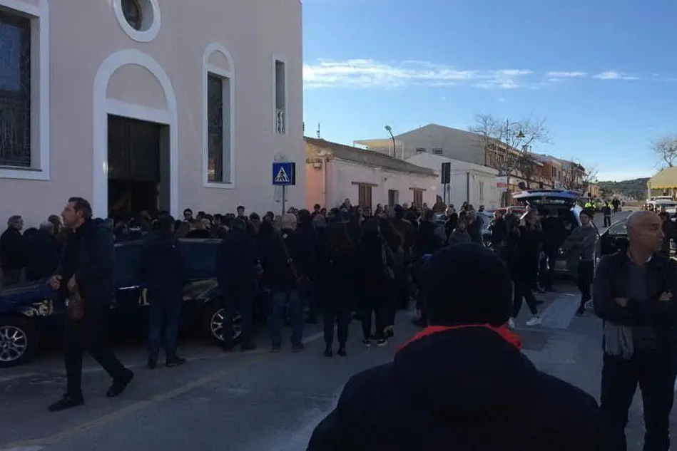 La folla ai funerali