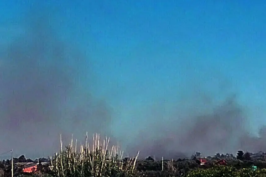 L'incendio in località Santu Pedru (foto Antonio Pintori)