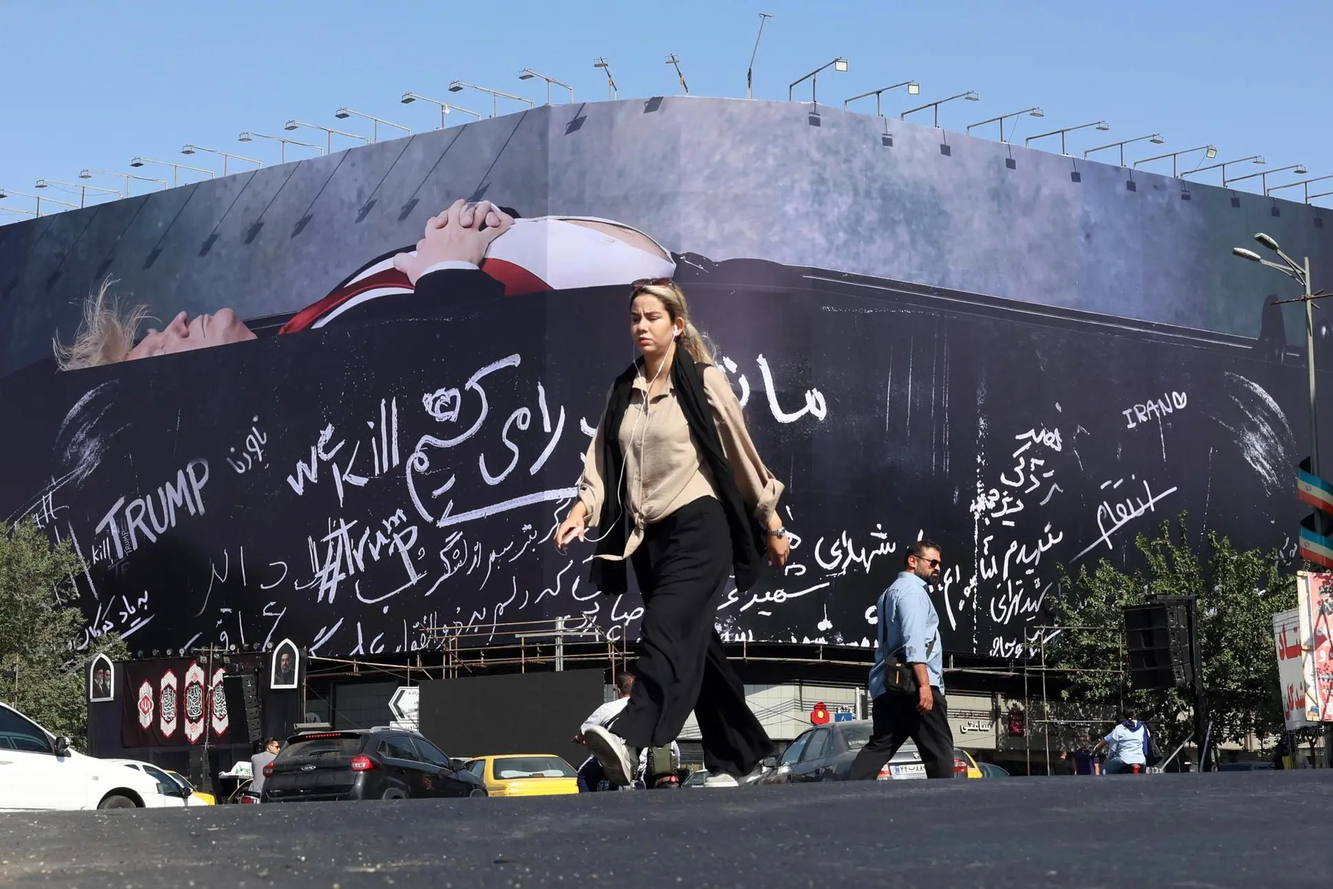 L'immagine di Trump in una bara apparsa a Teheran (foto Ansa/Epa)