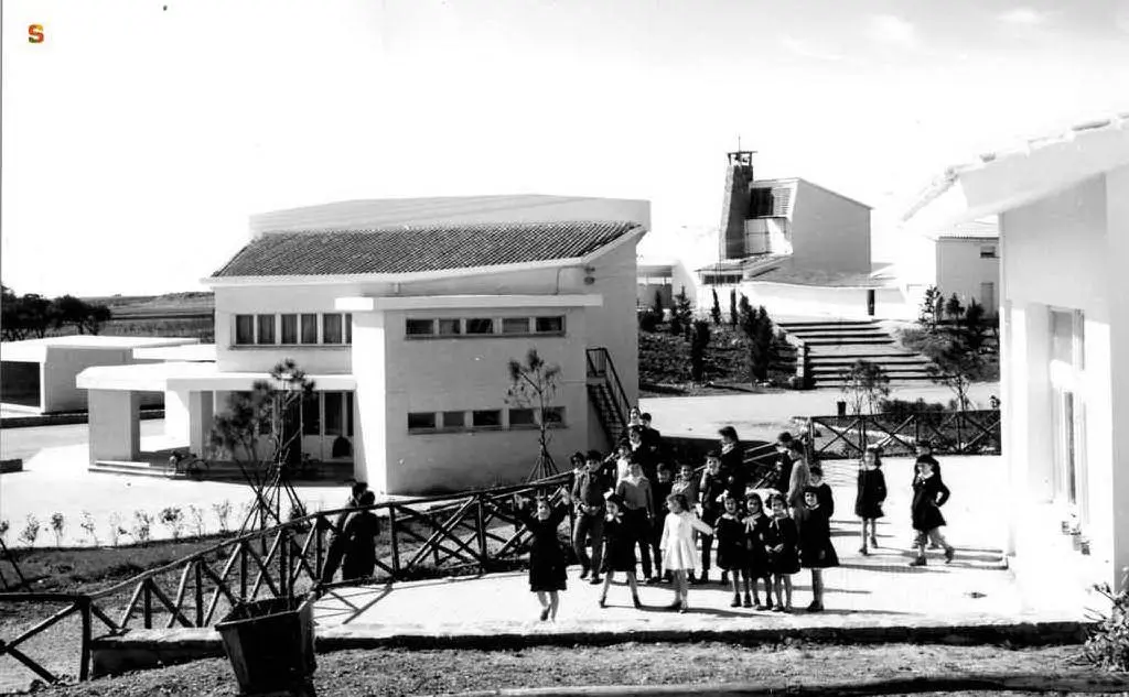 Asilo e cortile della scuola elementare nella borgata di Tottubella, Sassari
