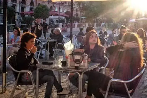 Tavolini all'aperto in un locale di Cagliari (archivio L'Unione Sarda)