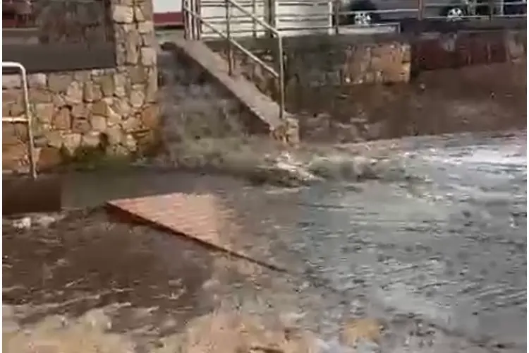 L'acqua che si riversa sulla spiaggia- Scoglio Lungo Porto Torres (foto Pala)