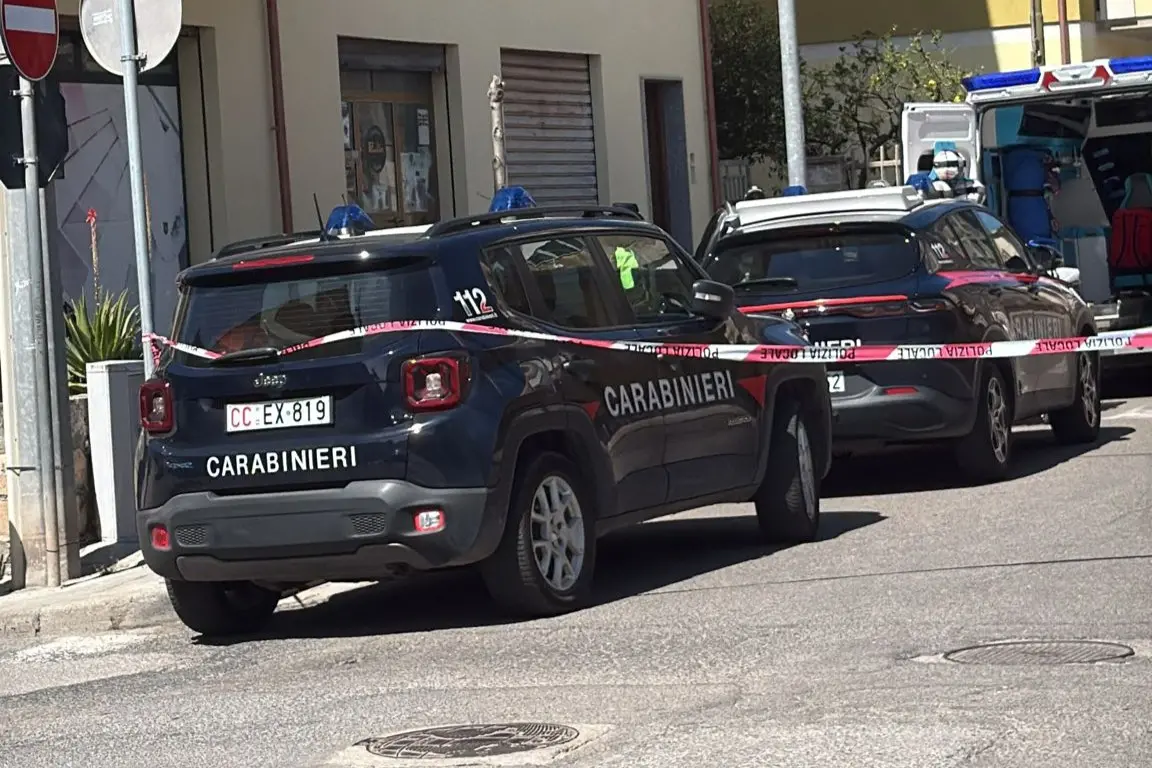 I carabinieri sul luogo del delitto in via Pischedda a Bosa