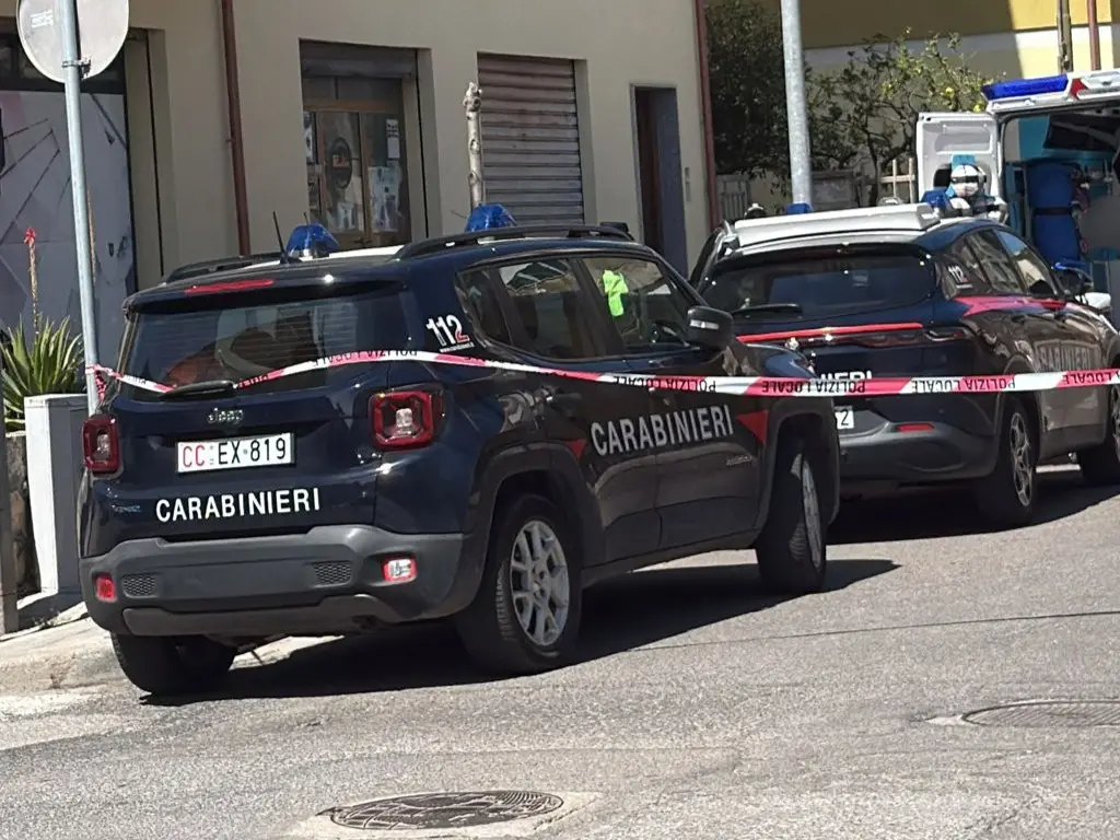 I carabinieri sul luogo del delitto in via Pischedda a Bosa