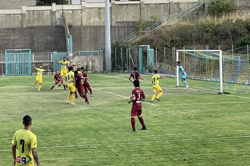 Uno dei gol stagionali di Alessio Figos, autore oggi di una doppietta per la Villacidrese (foto Riccardo Spignesi)