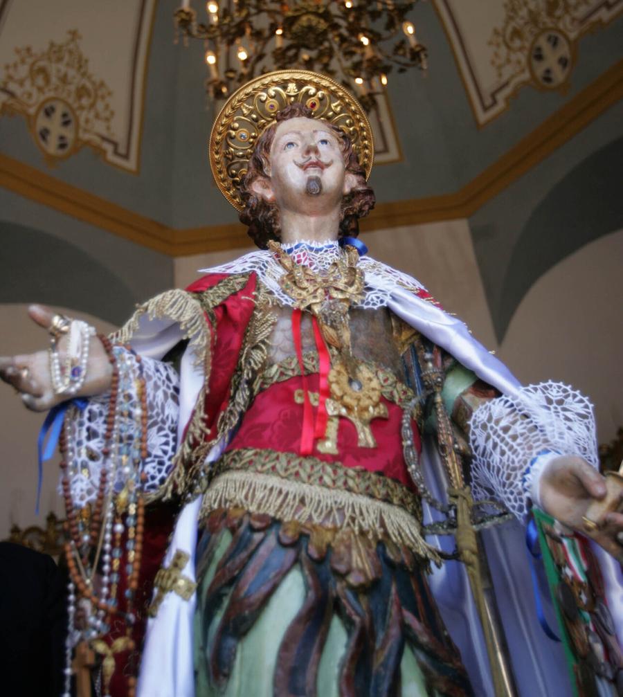 Sant’Efisio, una processione a spalla
