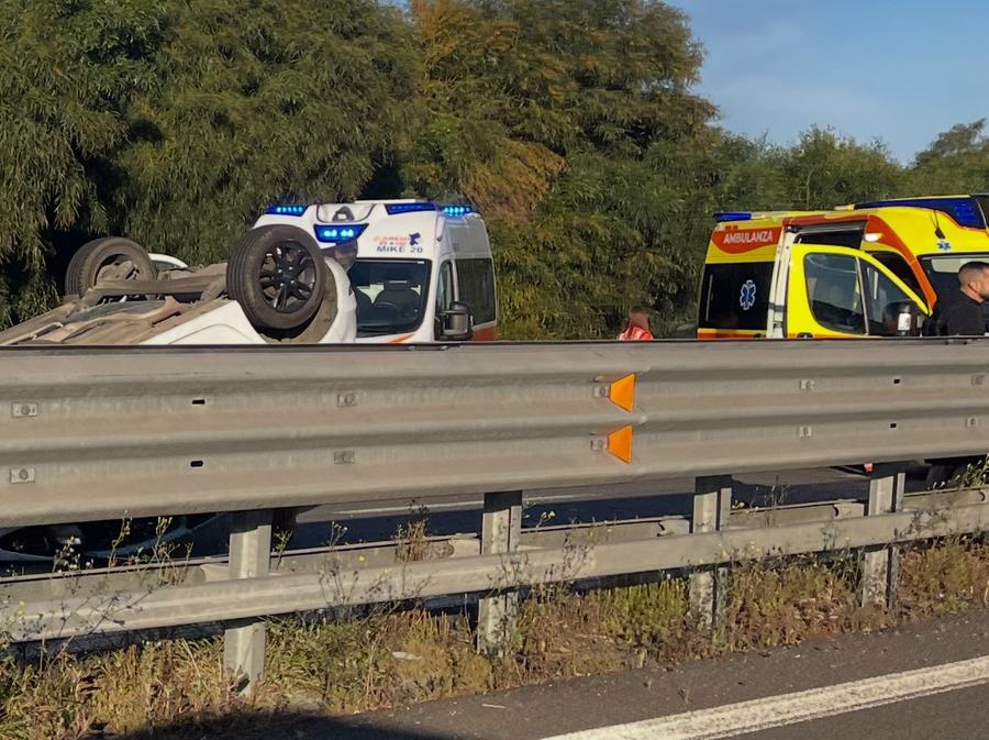 Elmas, auto ribaltata sulla 130: traffico in tilt verso Cagliari