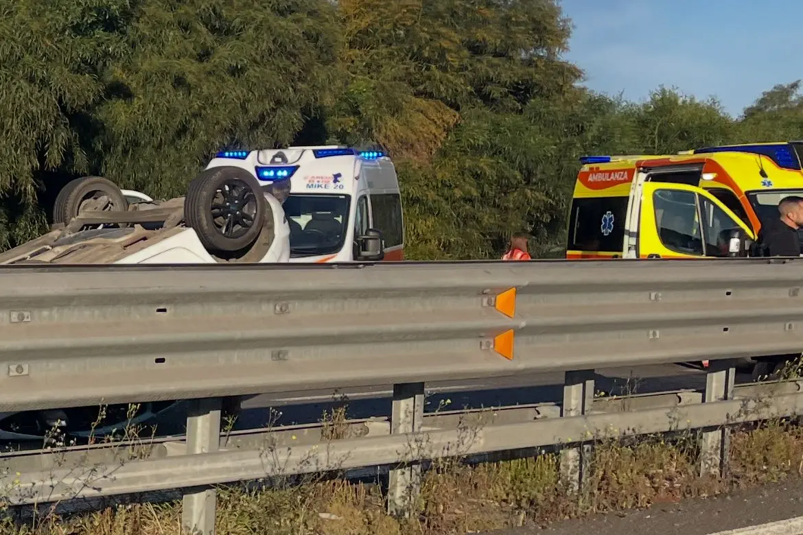 L'auto ribaltata sulla 130 (foto L'Unione Sarda)