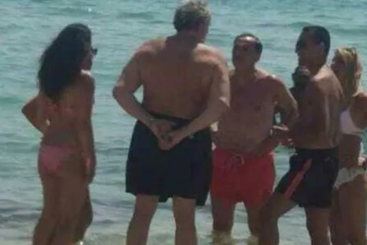 Di Maio in spiaggia (Foto dal profilo Fb dell'eurodeputato Nicola Danti)