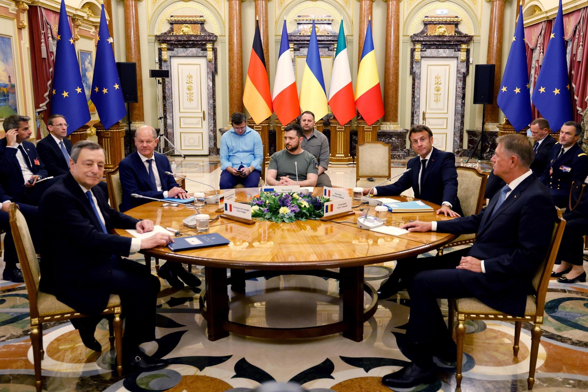 epa10015819 (L-R) Italian Prime Minister Mario Draghi, German Chancellor Olaf Scholz, Ukrainian President Volodymyr Zelensky, French President Emmanuel Macron and Romanian President Klaus Iohannis meet for a working session in Mariinsky Palace, in Kyiv, Ukraine, 16 June 2022. French President Emmanuel Macron, Italian Prime Minister Mario Draghi and German Chancellor Olaf Scholz arrived on a night train from Poland to Kyiv and will meet Ukrainian President Volodymyr Zelensky, at a time when the country is pushing for EU membership. EPA/LUDOVIC MARIN / POOL MAXPPP OUT