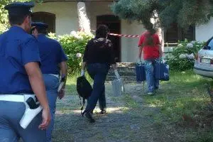 Gli inquirenti davanti alla villa del pestaggio