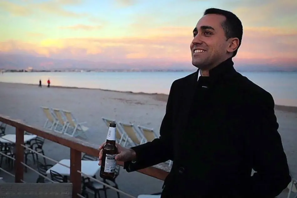 Luigi Di Maio al Poetto nel febbraio scorso (foto Instagram)