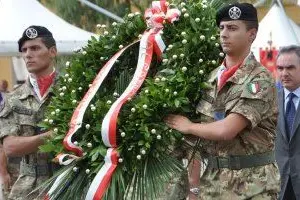 L'omaggio dei 'Sassarini' alla caserma Gonzaga. Segue la corona il sottosegretario alla Difesa Cossiga