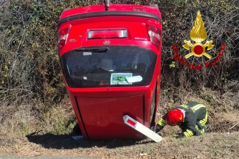 L'auto ribaltata sulla Provinciale 11