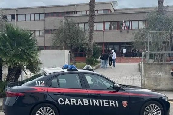 Carabinieri ad Alghero, davanti al liceo
