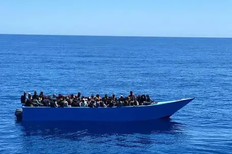 Un barcone di migranti (Ansa)