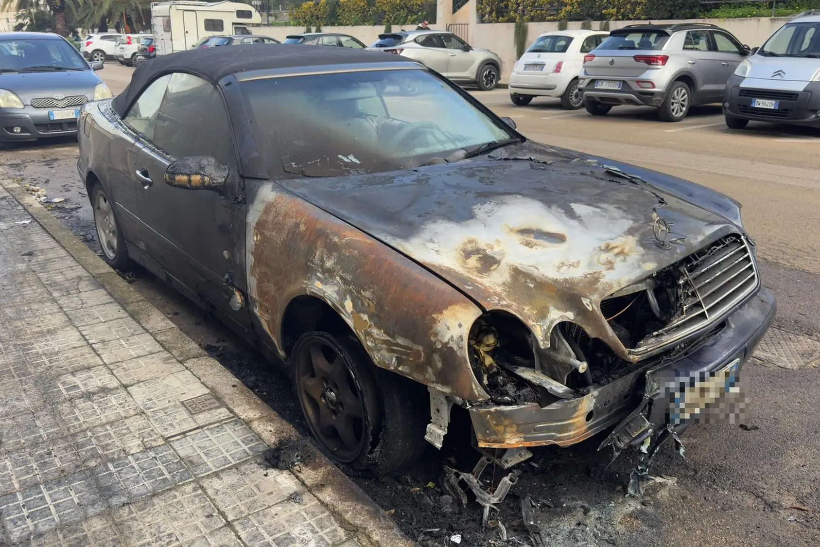 L'auto presa di mira dagli incendiari (foto Fiori)