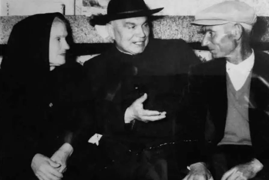 Monsignor Raimondo Calvisi tra la sorella e il fratello (foto tratta dal libro &quot;Sa paraula e sos libros&quot;)