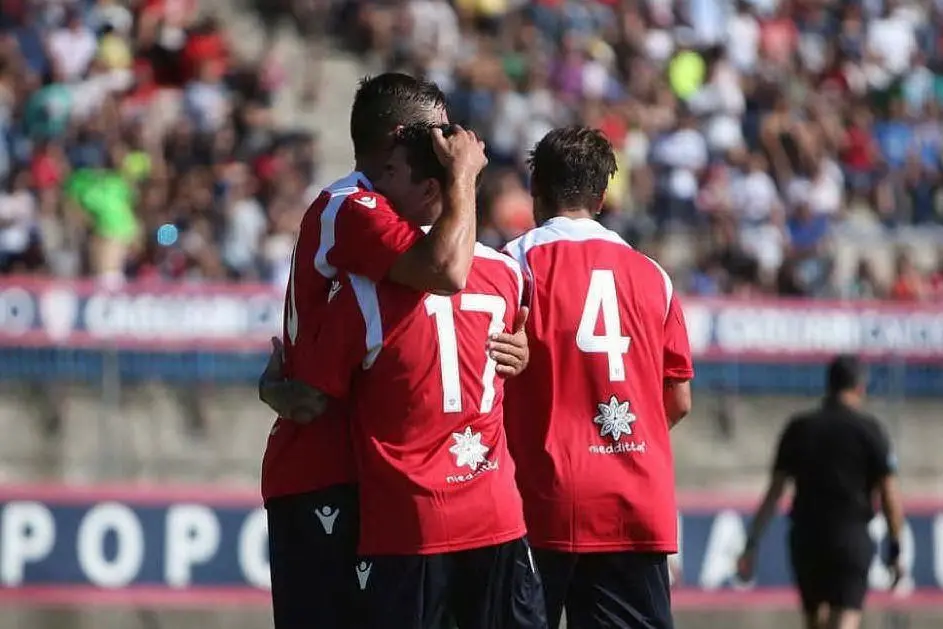 L'abbraccio tra Pavoletti e Farias allo Stadio del Vento (Instagram Cagliari)