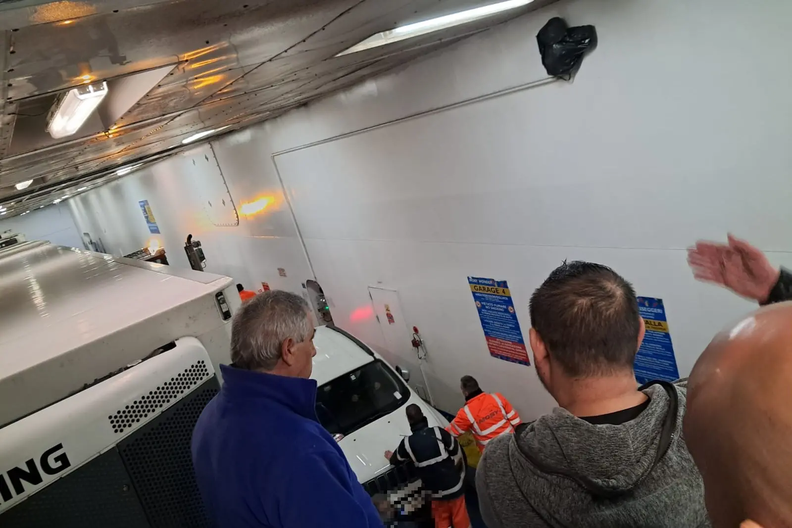 I passeggeri bloccati sul traghetto (foto inviata da una lettrice)