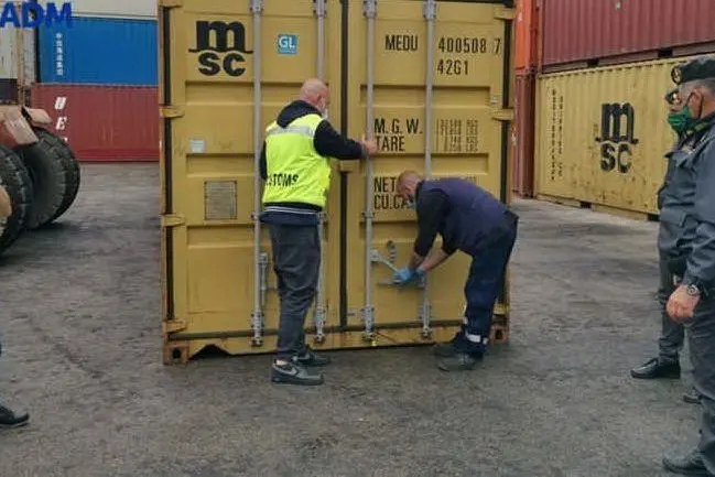 Ispezioni ai container al porto di Napoli (Ansa)
