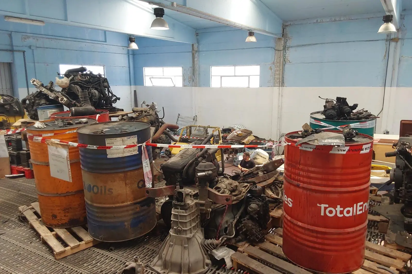 Officina abusiva a Oristano (foto Masala)