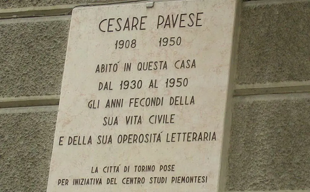La targa sulla casa dello scrittore a Torino