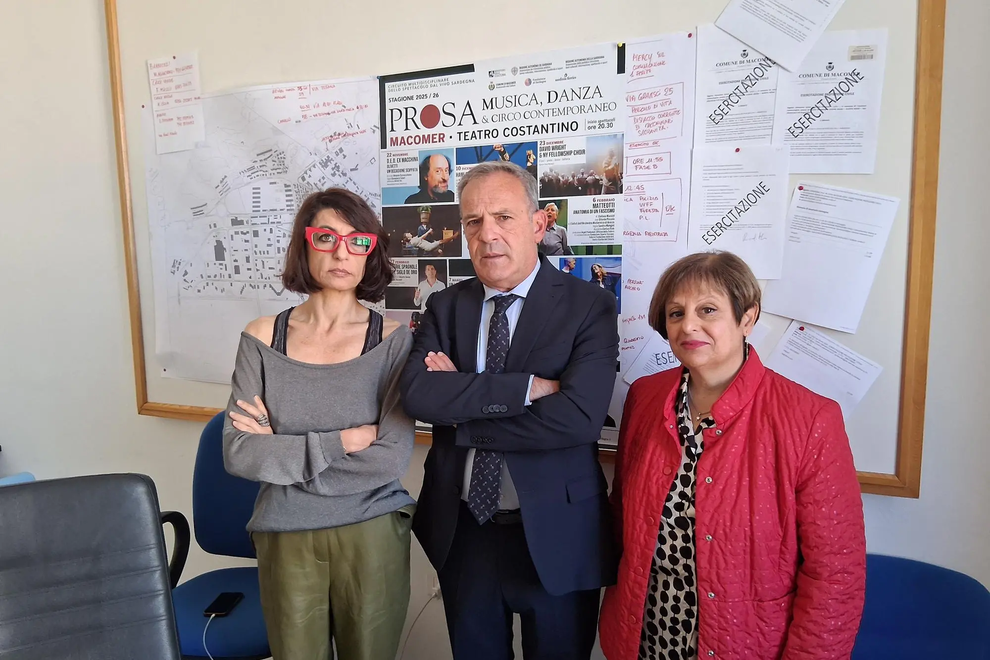 Valeria Ciabattoni di Cedac, il sindaco Riccardo Uda, la delegata della maggioranza, Rita Atzori