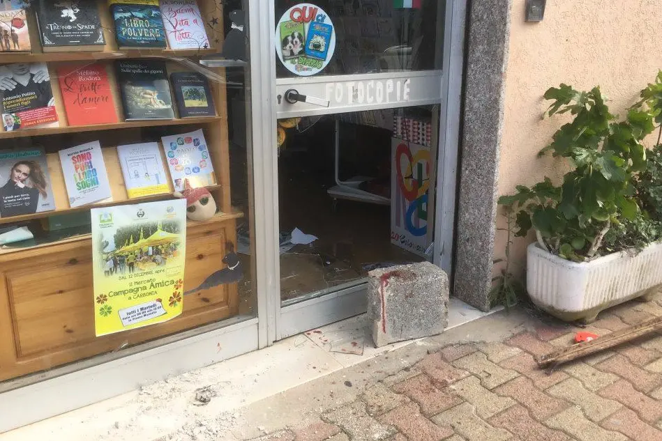 La vetrina della libreria in via Dalmazia (foto Murru)