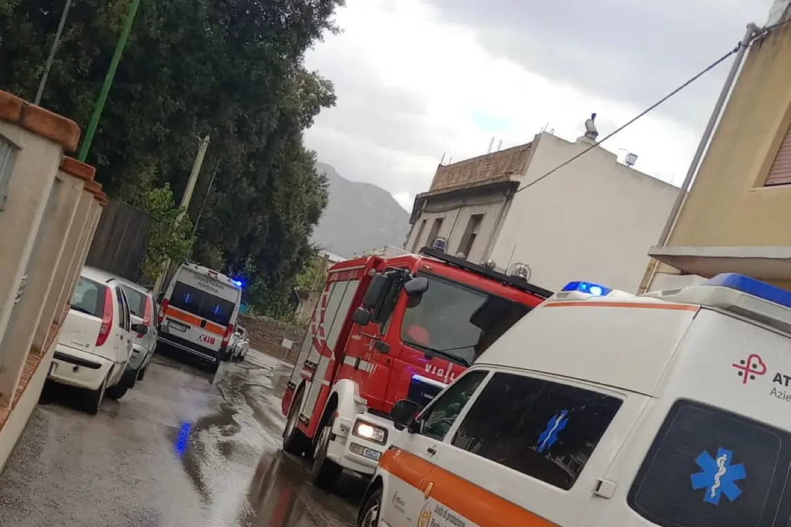 Mezzi di soccorso in via I Maggio a Tertenia