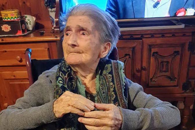 I 100 anni zia Bonaria Saba, emigrata da Gesico in Toscana