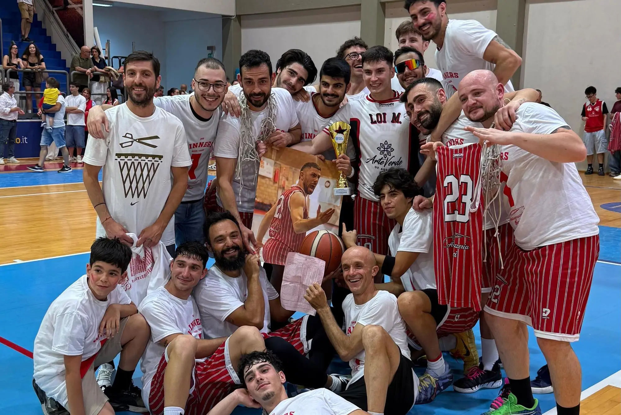 Il Serramanna espugna il Cus e vince il campionato I festeggiamenti del Serramanna dopo la vittoria del campionato di Divisione Regionale 2 (foto concessa)