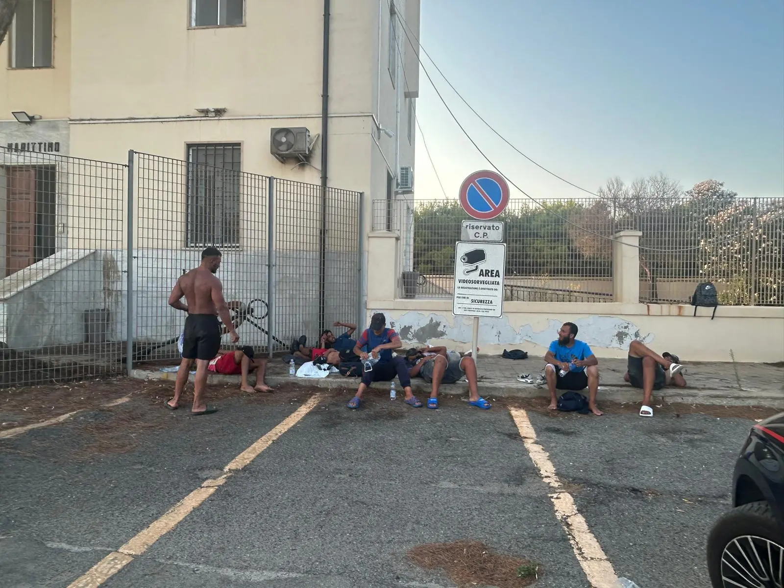 I 9 migranti intercettetati e trasferiti al porto di Sant'Antioco (Foto: Fabio Murru)