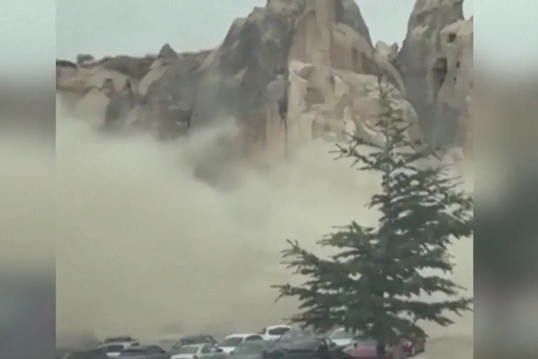 Turchia, crolla un "camino delle fate" in Cappadocia: morti e feriti