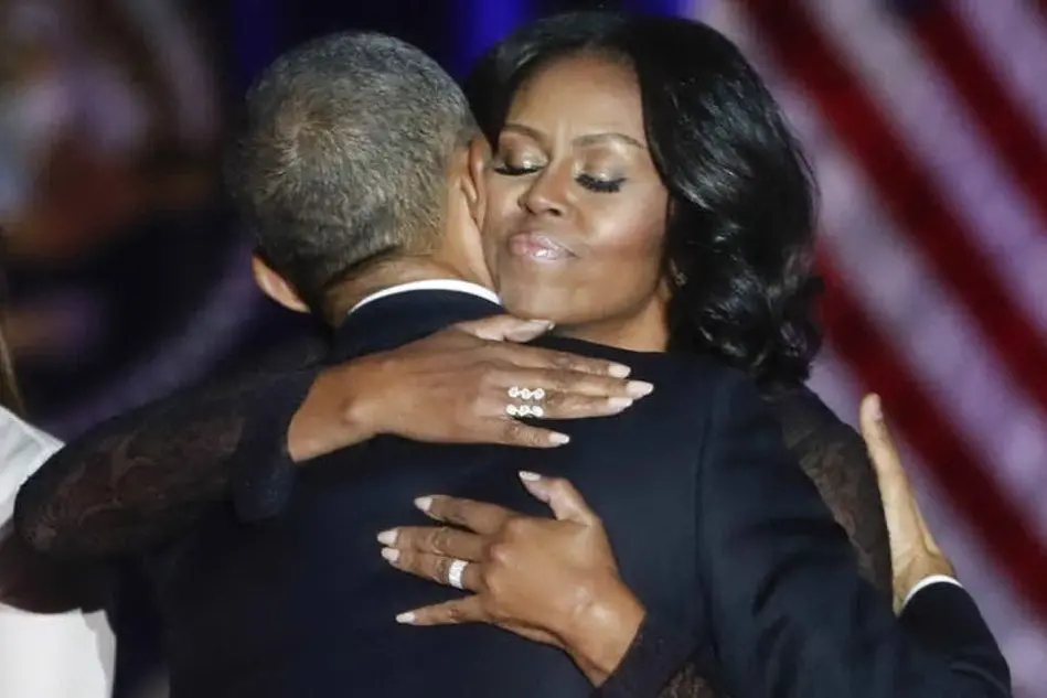 Michelle Obama abbraccia Barack, alla fine del mandato presidenziale (Ansa)
