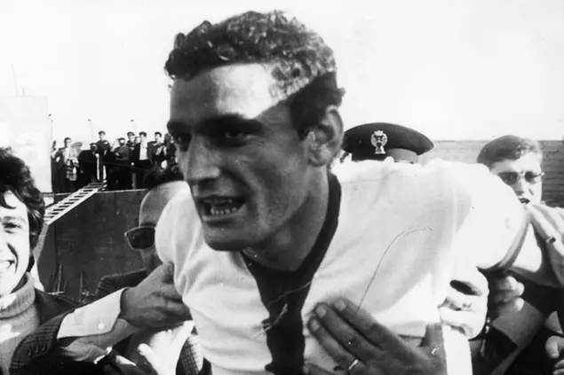 Gigi Riva con la maglia del Cagliari (L'Unione Sarda)