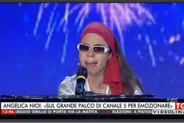 Un fermo immagine dell'esibizione al talent di Canale 5