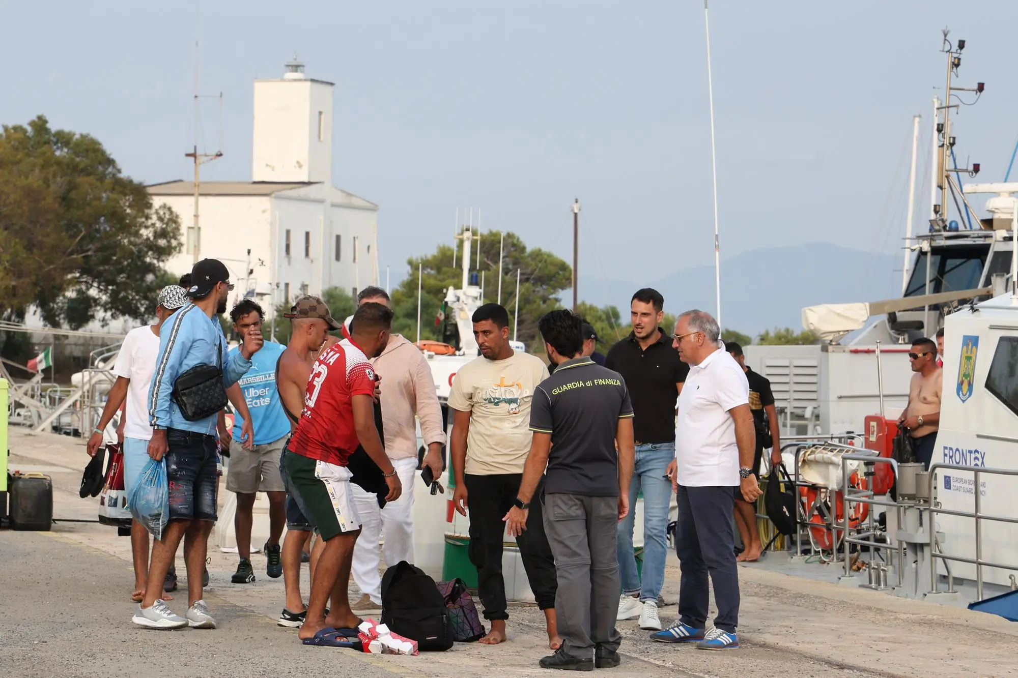 Un gruppo di migranti sbarcati in Sardegna (foto Fabio Murru)