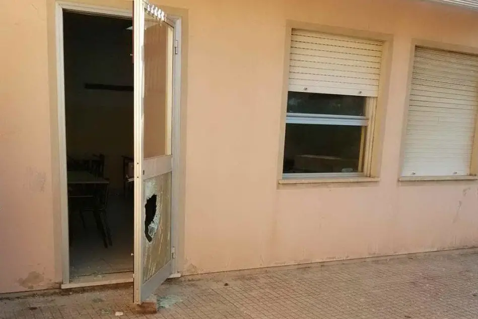 La porta della scuola forzata dai ladri (L'Unione Sarda - Tellini)