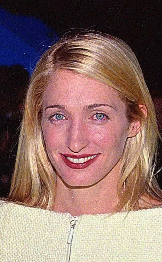 Con lui muoiono anche la moglie Carolyn Bessette (nella foto) e la cognata