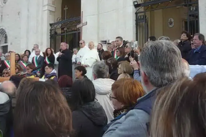 L'arrivo dei fedeli lo scorso anno alla basilica di Bonaria (foto L'Unione Sarda - Andrea Serreli)