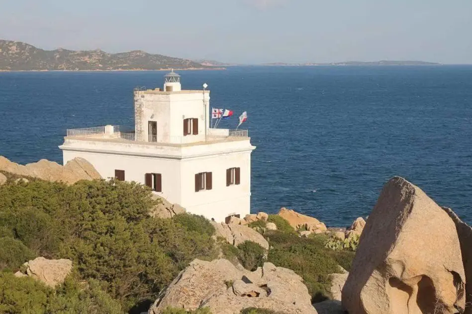 Il faro di Punta Sardegna a Palau