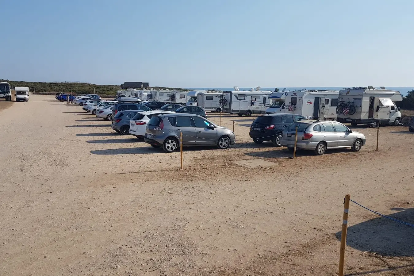 I parcheggi lungo la costa del Sinis (foto Pinna)