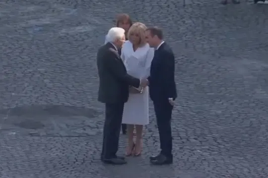Il Presidente Mattarella alla parata per la festa nazionale francese