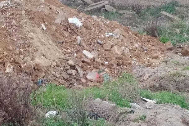 La discarica con i rifiuti interrati (Foto: Pala)