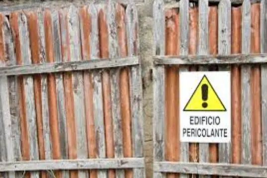 Edificio pericolante a Torralba (foto concessa)