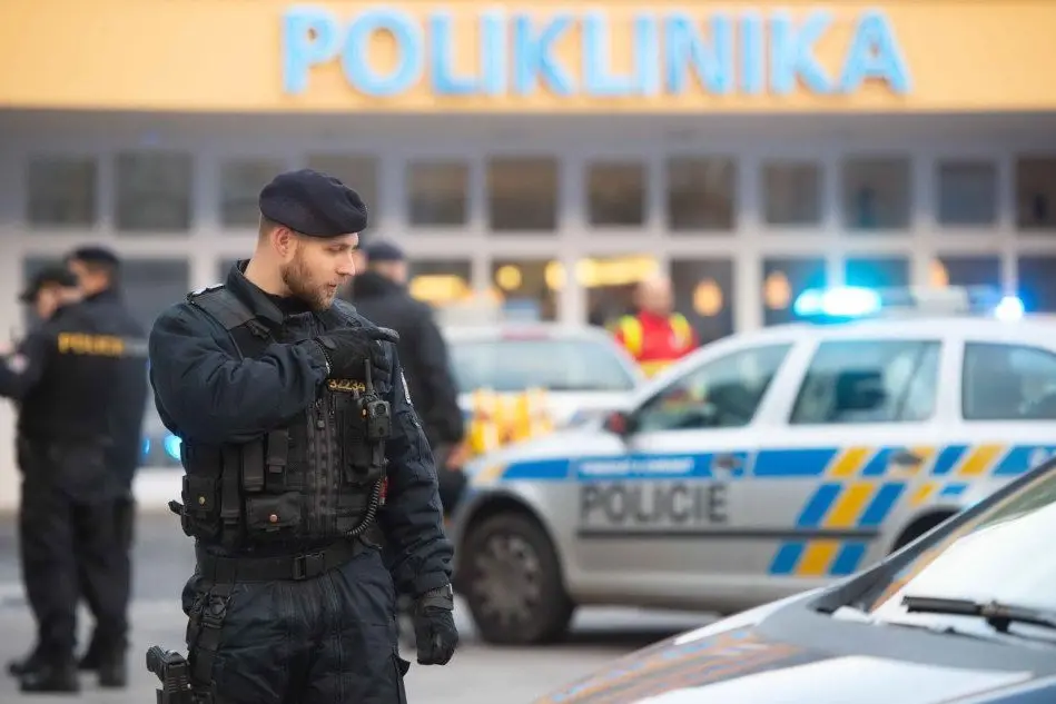 La polizia davanti all'ospedale di Ostrava (Epa - Kabon)