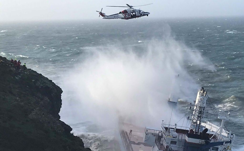 L'elicottero della Guardia costiera (foto L'Unione Sarda - Murru)