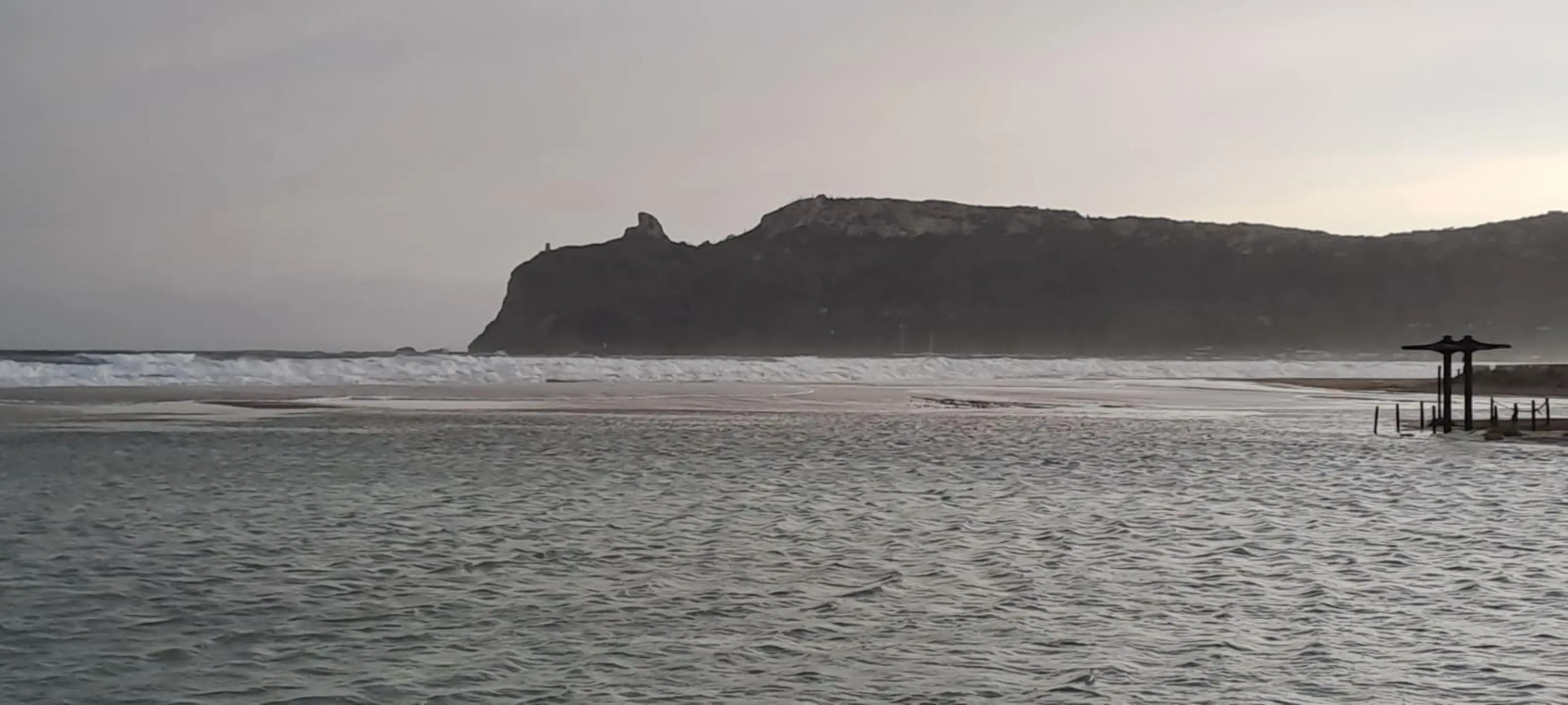 卡利亚里，风暴潮初现端倪：波埃托海滩已被淹没