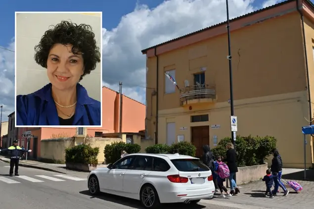 La scuola di San Vero Milis e nel riquadro la maestra sospesa (L'Unione Sarda)